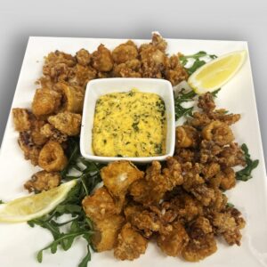 Rondelles de calamars frits dorées, légèrement panées, servies avec mayo épicée maison