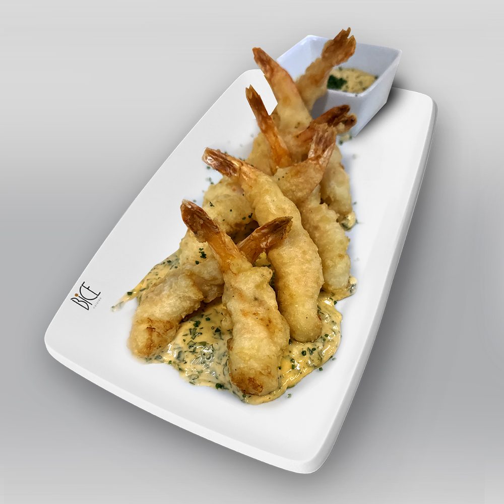Crevettes tempura croustillantes Crevettes tempura dorées et croustillantes avec mayonnaise épicée maison
