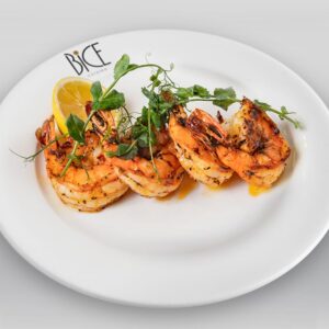 Crevettes grillées à la flamme, sauce piri-piri, fines herbes et citron