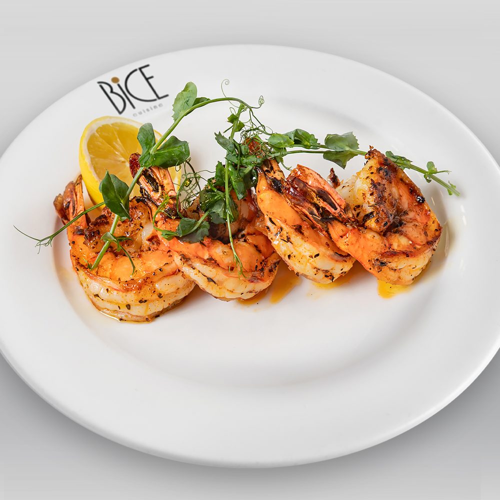 Crevettes grillées piri-piri Crevettes grillées à la flamme, sauce piri-piri, fines herbes et citron