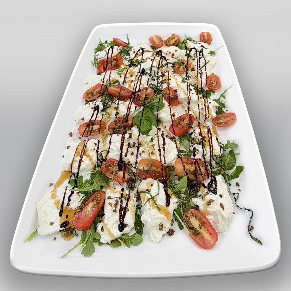 Caprese de fior di latte au pomodoro Caprese de fior di latte avec tomates cerises, basilic, huile d’olive et glaçage balsamique