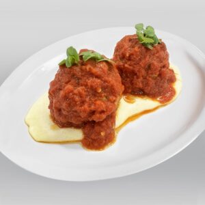 Boulettes de viande de la Nonna dans une sauce tomate mijotée, garnies de parmesan et de basilic frais