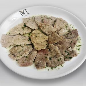 Côtelettes d’agneau grillées au charbon, nappées de chimichurri argentins