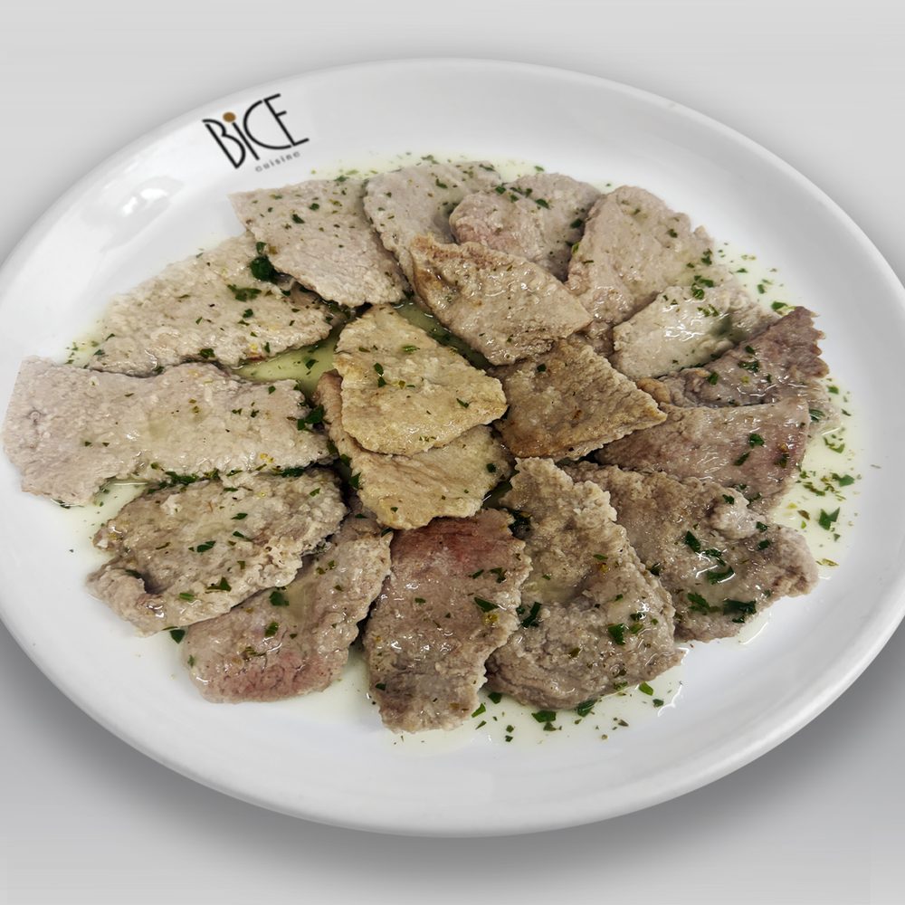 Côtelettes d’agneau au chimichurri Côtelettes d’agneau grillées au charbon, nappées de chimichurri argentins