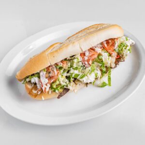Baguette 10 pouces au steak avec mozzarella, provolone, oignons caramélisés, champignons, aubergines, laitue et tomate