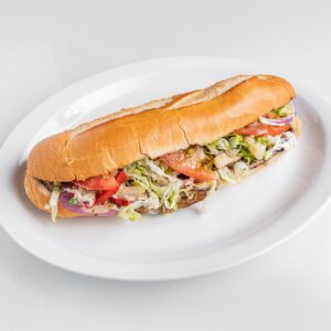Baguette de 10 po au steak prosciutto avec mozzarella, provolone, oignons caramélisés, champignons et aubergines marinées