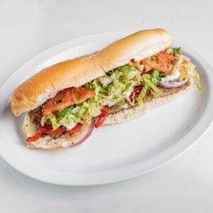 Baguette 10 po au poulet grillé avec mozzarella, provolone, oignons rouges, légumes marinés et sauce maison