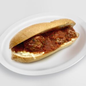 Baguette grillée garnie de boulettes de viande italiennes, sauce tomate, mozzarella fondue et provolone