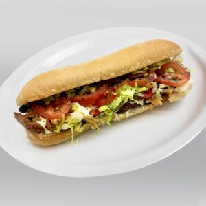 Escalope de poulet croustillante dans une baguette grillée, avec mozzarella, provolone, sauce maison, poivrons et tomates