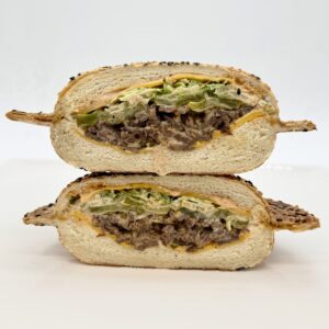 Burger MAK-B avec steak, cheddar, sauce B-Mak maison, cornichons, laitue et pain au sésame