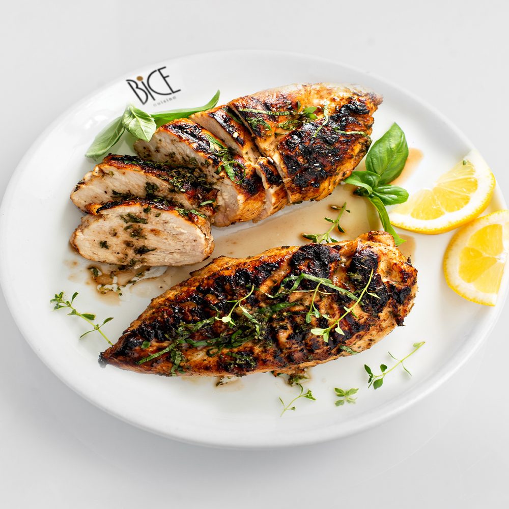 Poulet grillé méditerranéen Poitrine de poulet grillée méditerranéenne, assaisonnée d’herbes, avec huile d’olive et citron frais