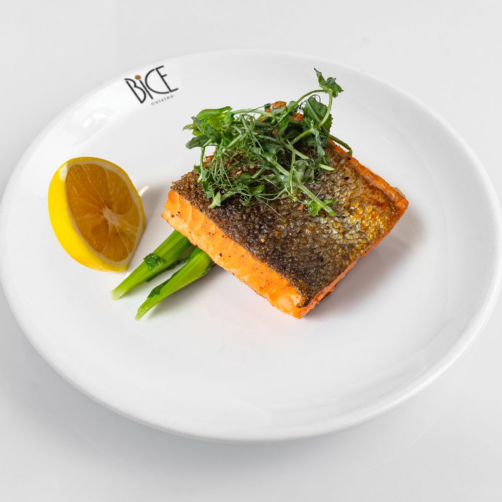 Saumon de l’Atlantique aux câpres Saumon de l’Atlantique nappé d’un velouté à la crème, avec câpres et herbes fraîches