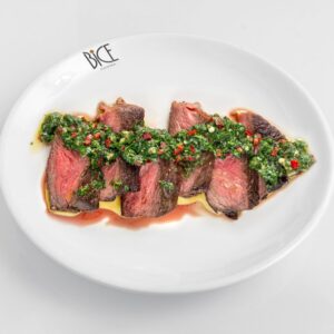 Bavette de bœuf cuite à la perfection, nappée d’une sauce demi-glace veloutée
