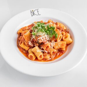 Pâtes au pomodoro al ragù, sauce tomate riche avec viande mijotée, parmesan et huile d’olive