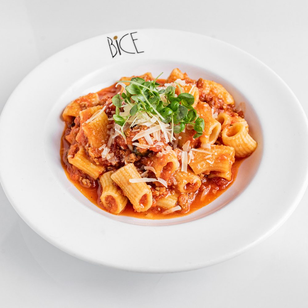 Pomodoro al Ragù Pâtes au pomodoro al ragù, sauce tomate riche avec viande mijotée, parmesan et huile d’olive