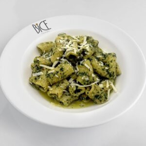 Pesto de basilic frais à l’huile d’olive, parmesan et pignons grillés, sauce verte parfumée