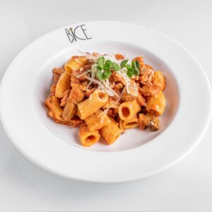 Pâtes pomodoro e pancetta avec sauce rosée veloutée, champignons, pancetta croustillante et parmesan râpé