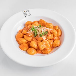 Sauce tomate-crème onctueuse mijotée doucement, servie pour une recette de cuisine italienne